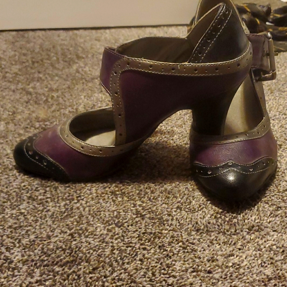 NWOT 2 Lips Too purple black and gray heel shoes